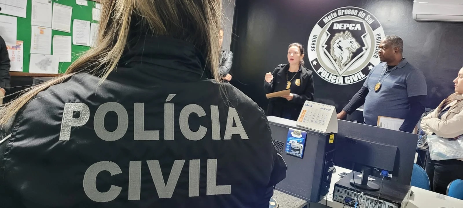 A delegada titular da DEPCA, Fernanda Félix Carvalho Mendes durante instrução da operação - Foto: Polícia Civil/Divulgação